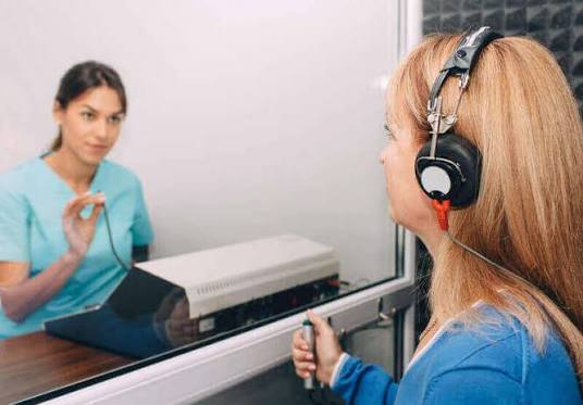 Avaliação auditiva com audiometria conduzida por fonoaudiólogos